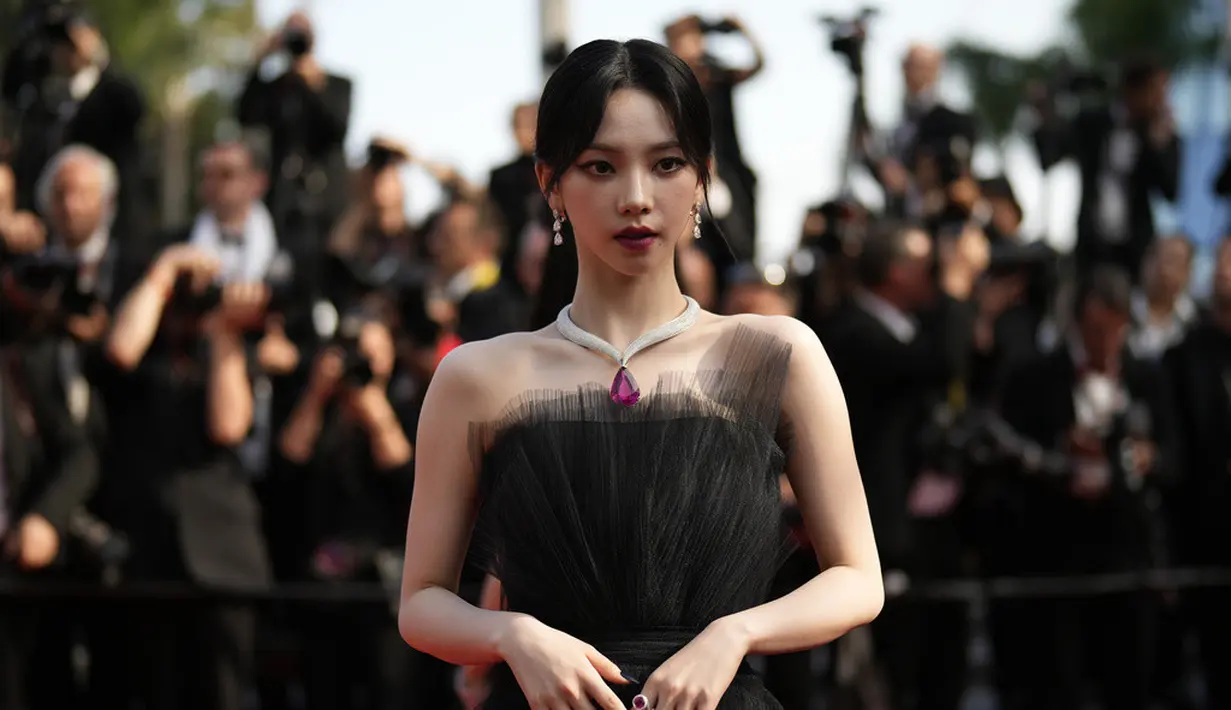 Karina aespa Tampil di Paris Fashion Week: Pesona dan Gaya yang Memikat Dunia